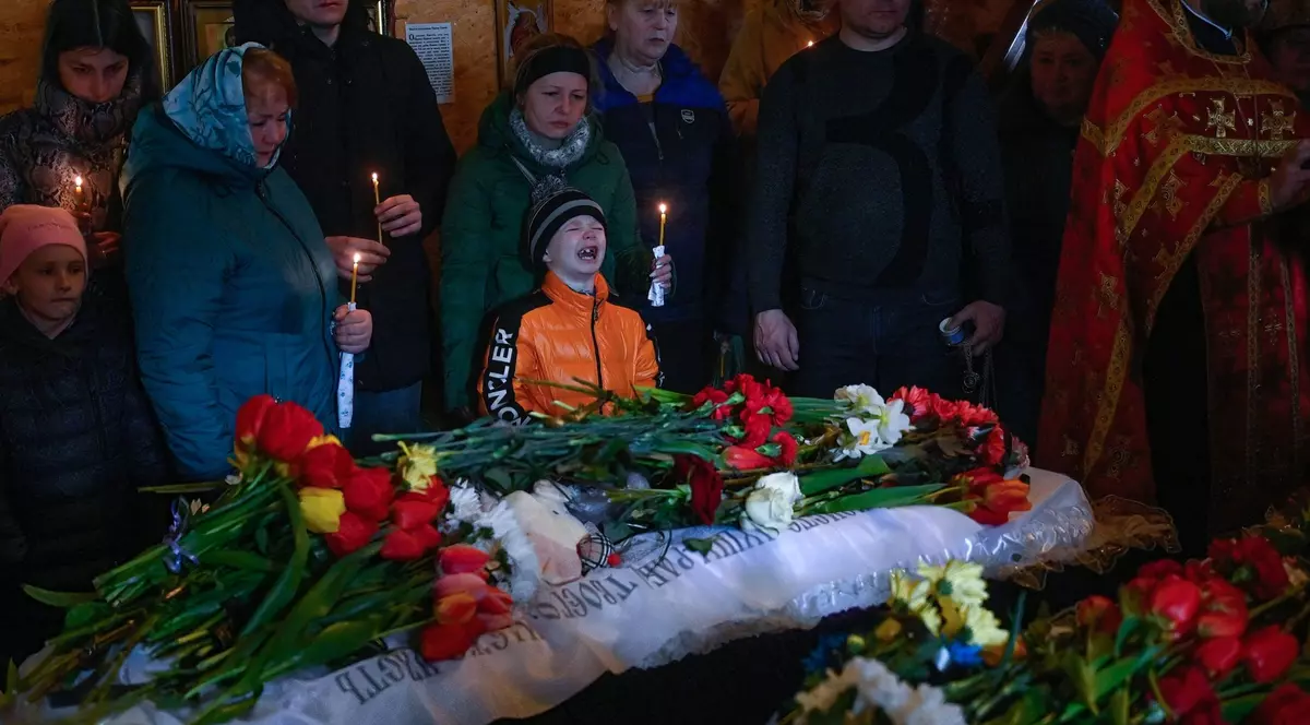 Imagini copleșitoare de la funeraliile victimelor din Uman. Micuțul Mișa plânge după sora lui, ucisă în atacul rusesc: „Mi-e dor de tine, Sofia”