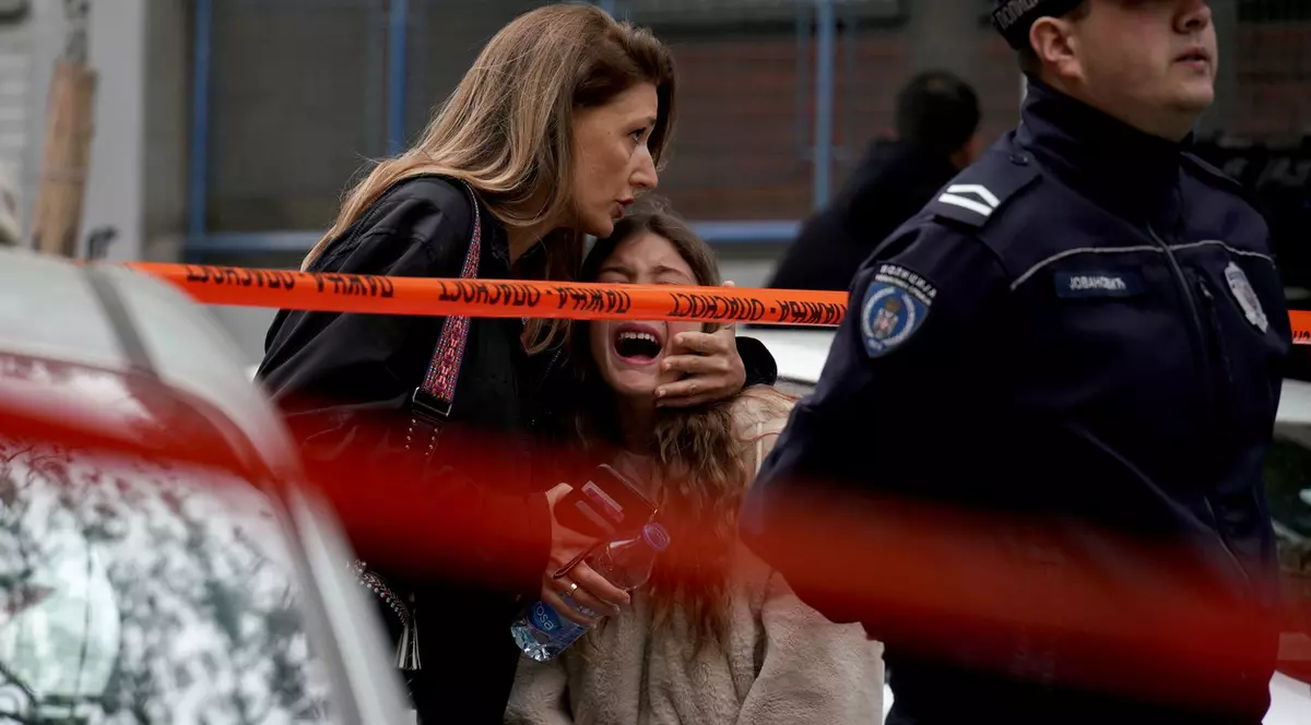 „Mi-a omorât doi prieteni. M-am întins peste ei, să creadă că sunt moartă”. Mărturii ale copiilor care au supraviețuit atacului de la școala din Belgrad