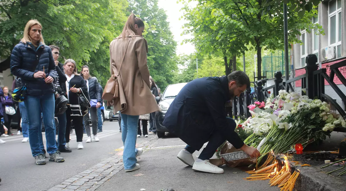 Mii de sârbi s-au adunat în fața școlii din Belgrad pentru a aduce un omagiu celor opt copii uciși de colegul lor