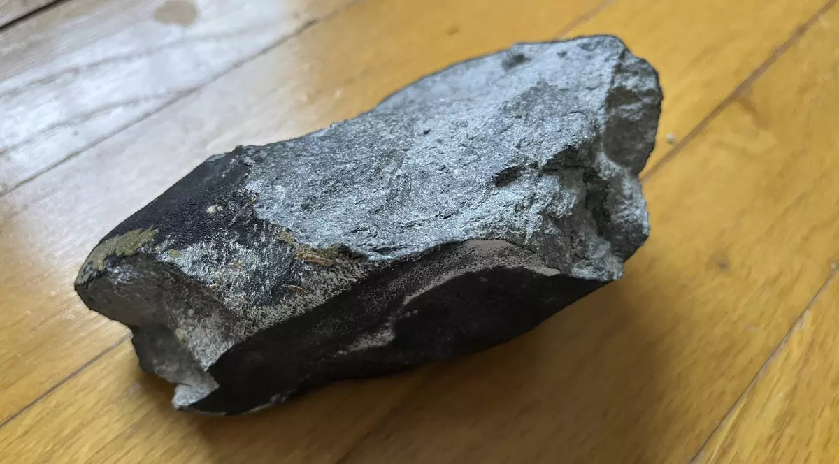 Un obiect care seamănă cu un meteorit s-a prăbușit prin tavanul unei case din New Jersey