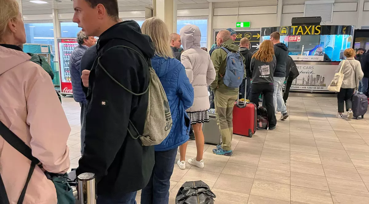 Aeroportul Gatwick, nevoit să se închidă aproape o oră din cauza unei „drone suspecte”. Câte zboruri au fost afectate