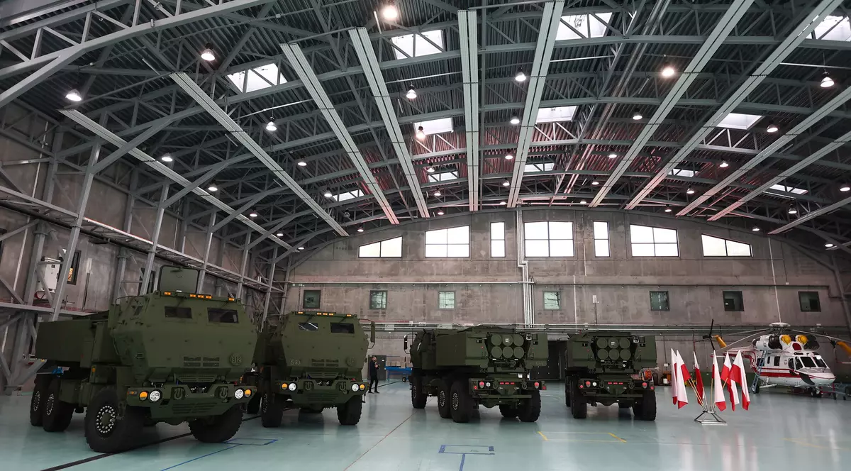 Polonia a primit primul lot de lansatoare de rachete HIMARS de fabricaţie americană, pe care îl va desfășura în apropierea graniței cu Rusia