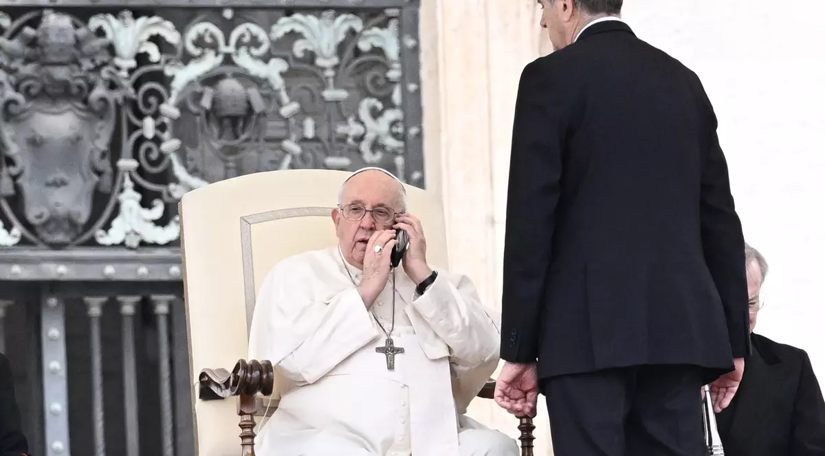 Papa Francisc a întrerupt audienţa din Piaţa Sfântul Petru pentru a răspunde la telefon