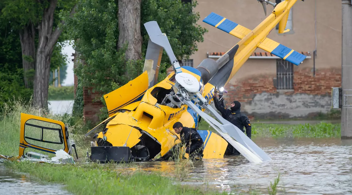 Elicopter prăbușit în nordul Italiei, în timpul unei misiuni în zonele afectate de inundații. Patru persoane au fost rănite