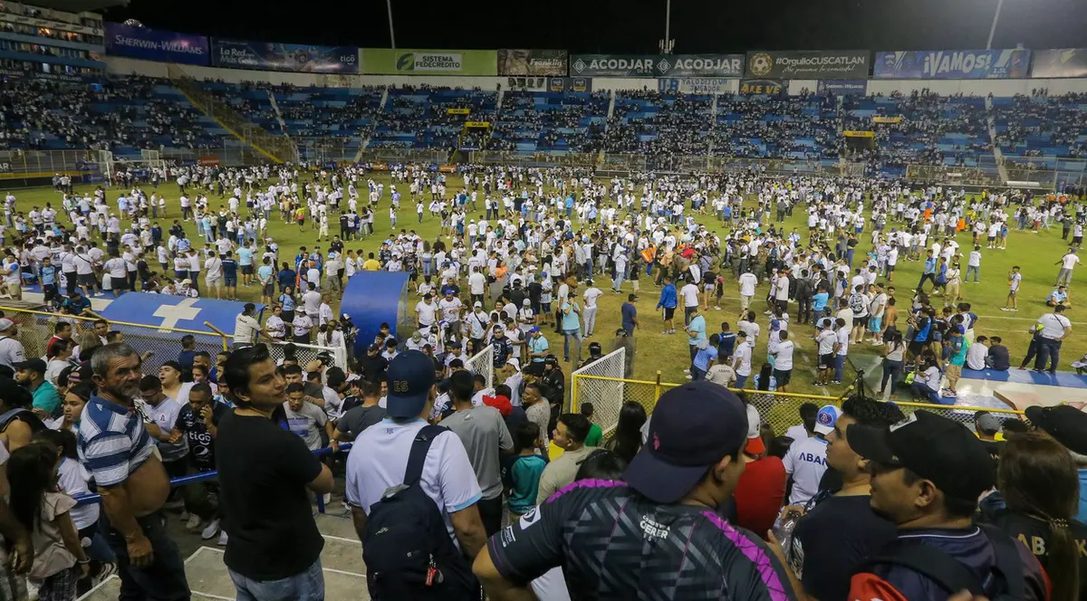 Cel puțin nouă suporteri au murit într-o busculadă, pe un stadion din El Salvador, în timpul unui meci. VIDEO