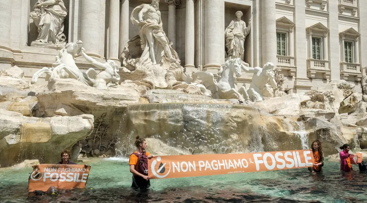 Activiștii de mediu au înnegrit apa din Fontana di Trevi. „Țara noastră este pe moarte”