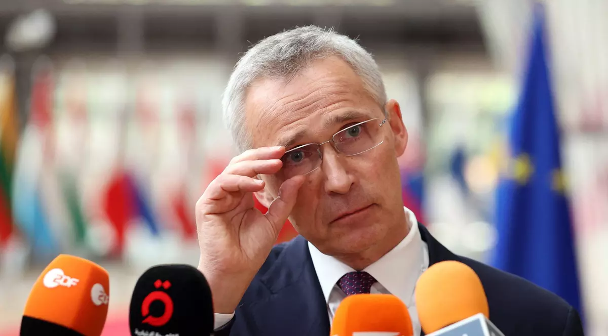 Jens Stoltenberg: Antrenarea piloţilor ucraineni pe avioanele de luptă F-16 nu transformă NATO într-o parte implicată în război