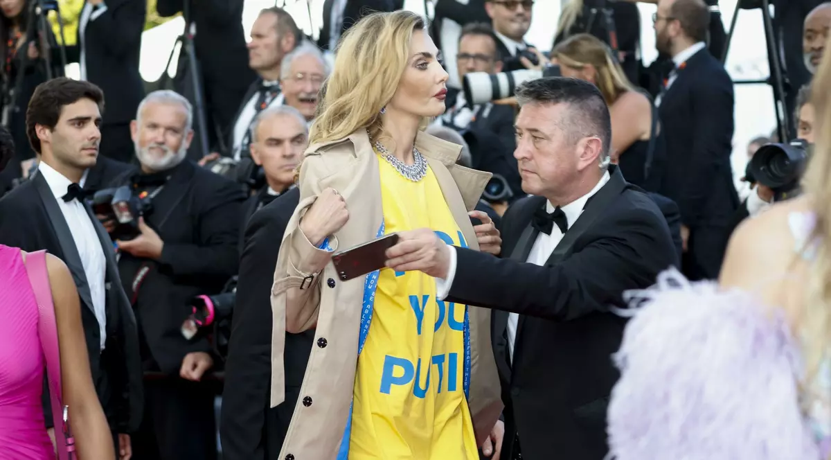 Festivalul protestelor de la Cannes. Un model ucrainean a arătat un tricou cu o insultă la adresa lui Putin, o iraniancă a apărut cu un ștreang în jurul gâtului