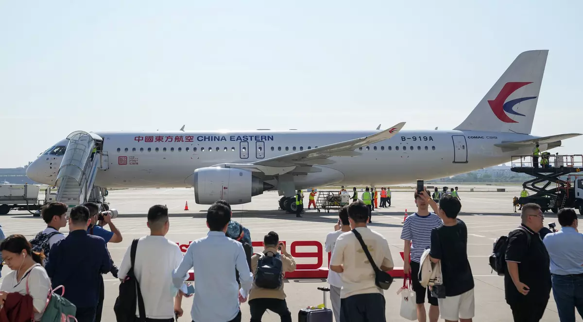 Primul avion de linie al Chinei, C919, a efectuat zborul comercial inaugural. Aeronava este menită să concureze cu modelele Boeing și Airbus
