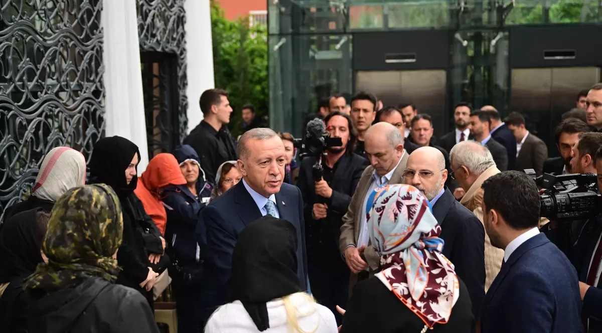 200 de lire de la Erdogan. Președintele turc, filmat când împarte bani susținătorilor săi - VIDEO