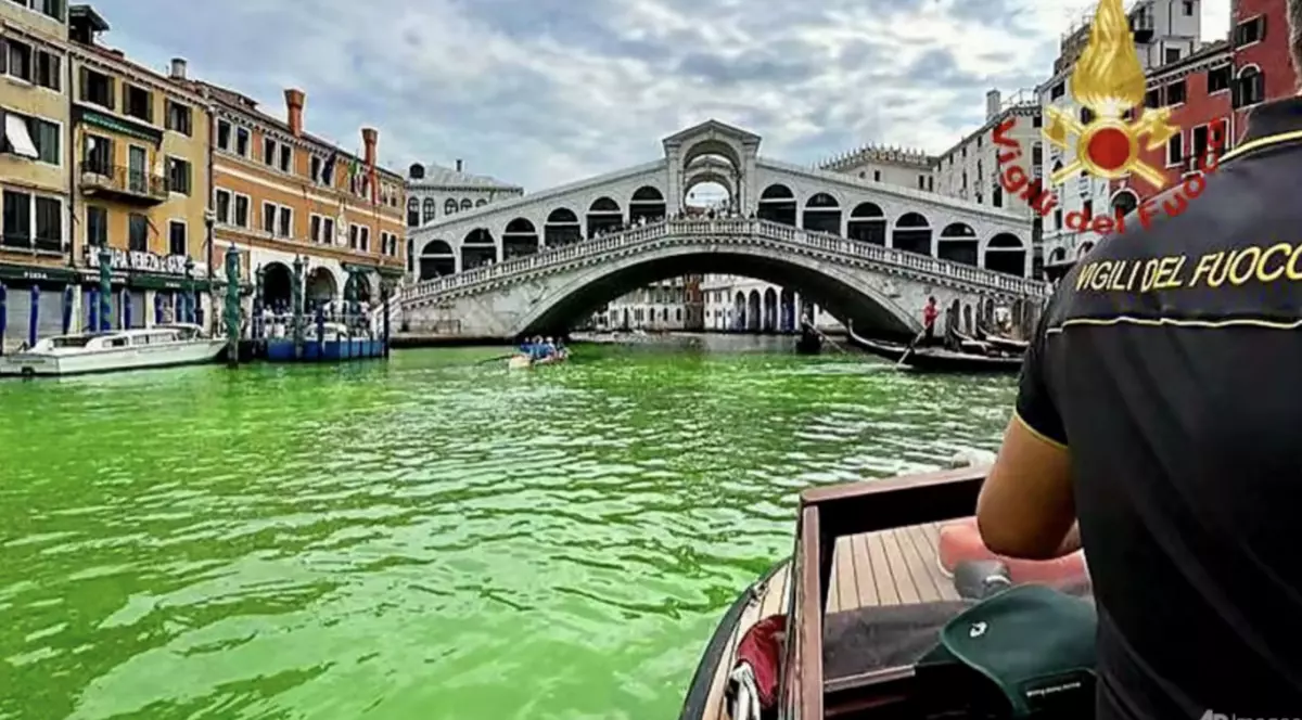 Apa Marelui Canal din Veneția s-a colorat în verde fosforescent. Polițiștii italieni au deschis o anchetă