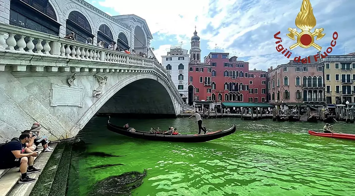 Misterul privind colorarea în verde fosforescent a apei Marelui Canal din Veneția a fost elucidat de autorități