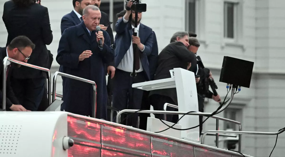 Erdogan și-a început discursul victoriei cântând, pe un autocar, în mijlocul susținătorilor. „Bye, bye, bye Kemal”