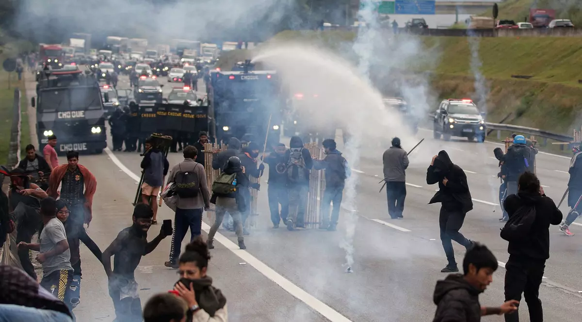 Indigenii au blocat o autostradă din Brazilia, în semn de protest față de o lege care le restrânge drepturile. Poliția militară a intervenit în forță