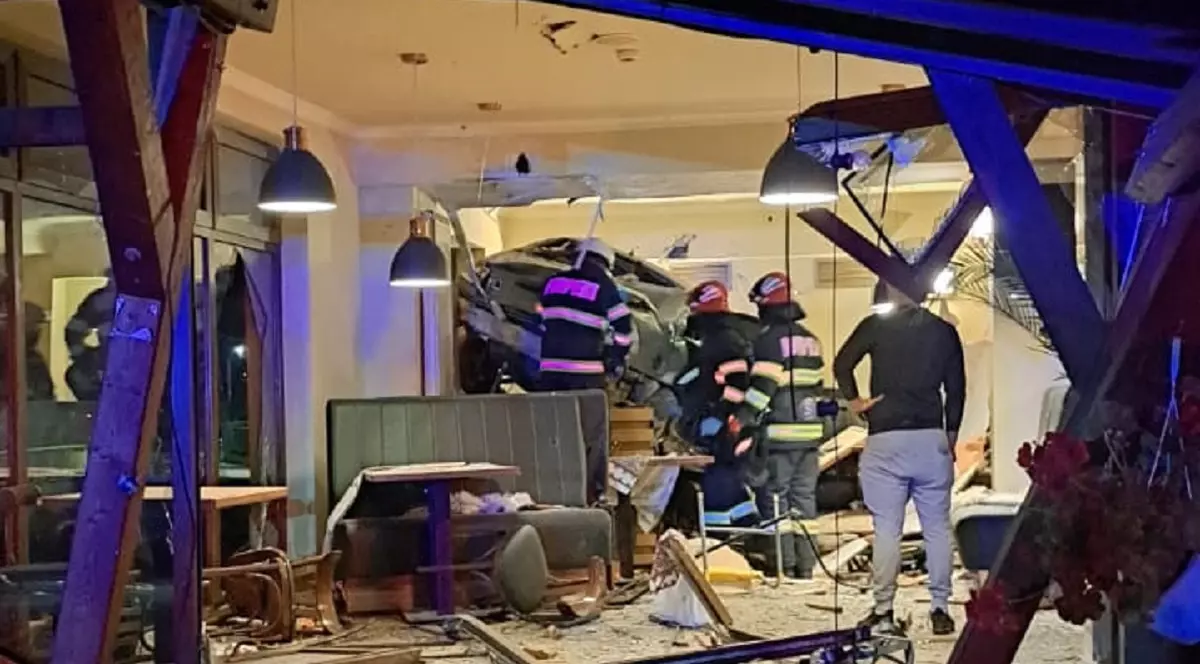 Un șofer de 19 ani a intrat cu mașina în mijlocul unui restaurant din județul Cluj. FOTO