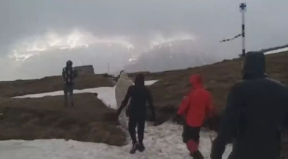 Patru turiști echipați necorespunzător, inclusiv o femeie care născuse de câteva zile, salvați de pe creasta muntelui spre Vârful Omu