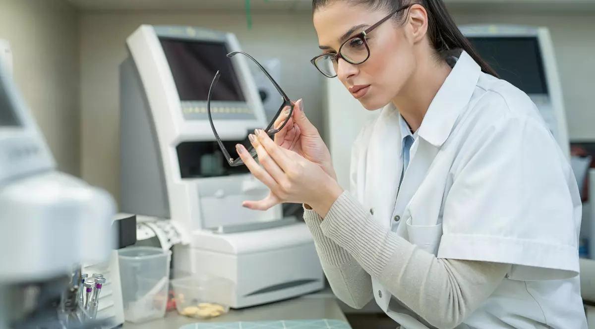 Ce salarii poți avea în domeniul opticii medicale. Se ajunge la 6.000 de lei pe lună