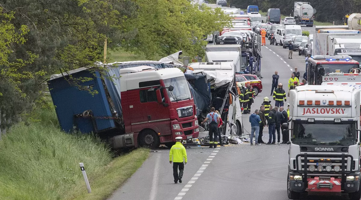 „Este clar că șoferul român al camionului a greșit”, scrie presa maghiară, după accidentul cu 60 de victime din Slovacia