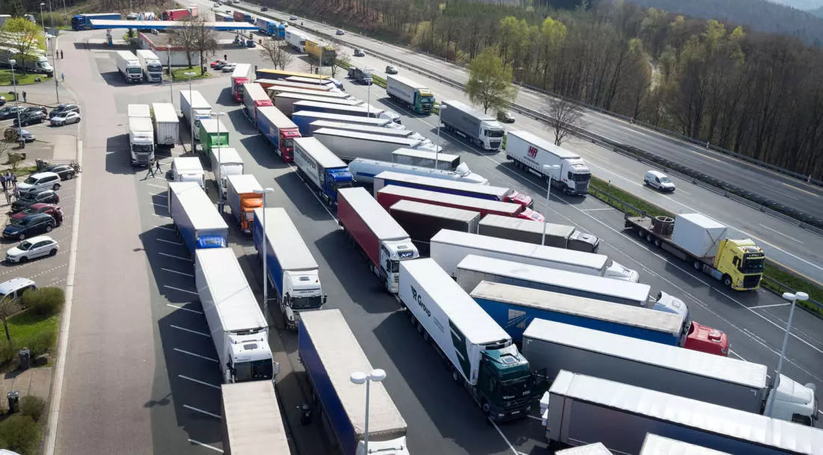 Un șofer român de TIR a fost bătut de un coleg român care tocmai îi lovise camionul cu duba, în timp ce parca într-o zonă de odihnă din Germania