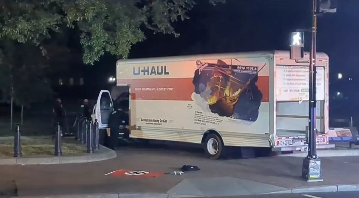 Un bărbat a intrat intenționat cu un camion în gardul de securitate de la Casa Albă. Ce au găsit anchetatorii în vehicul
