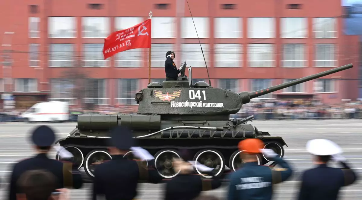 Parada „umilitoare” a lui Putin. Un singur tanc de luptă a defilat azi de Ziua Victoriei la Moscova, un vechi T-34 din epoca sovietică
