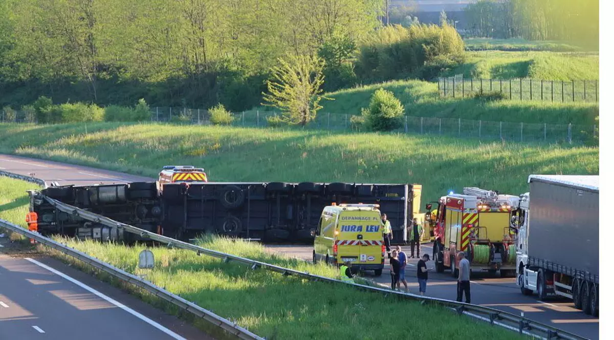 Un șofer român a fost salvat de alți participanți la trafic, după ce s-a răsturnat cu TIR-ul pe o autostradă din Franța