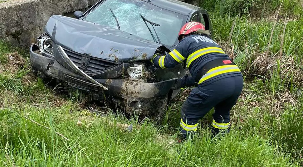 O fetiță de 10 luni a murit după ce mașina condusă de bunica sa a căzut într-un șanț și s-a lovit de un cap de pod