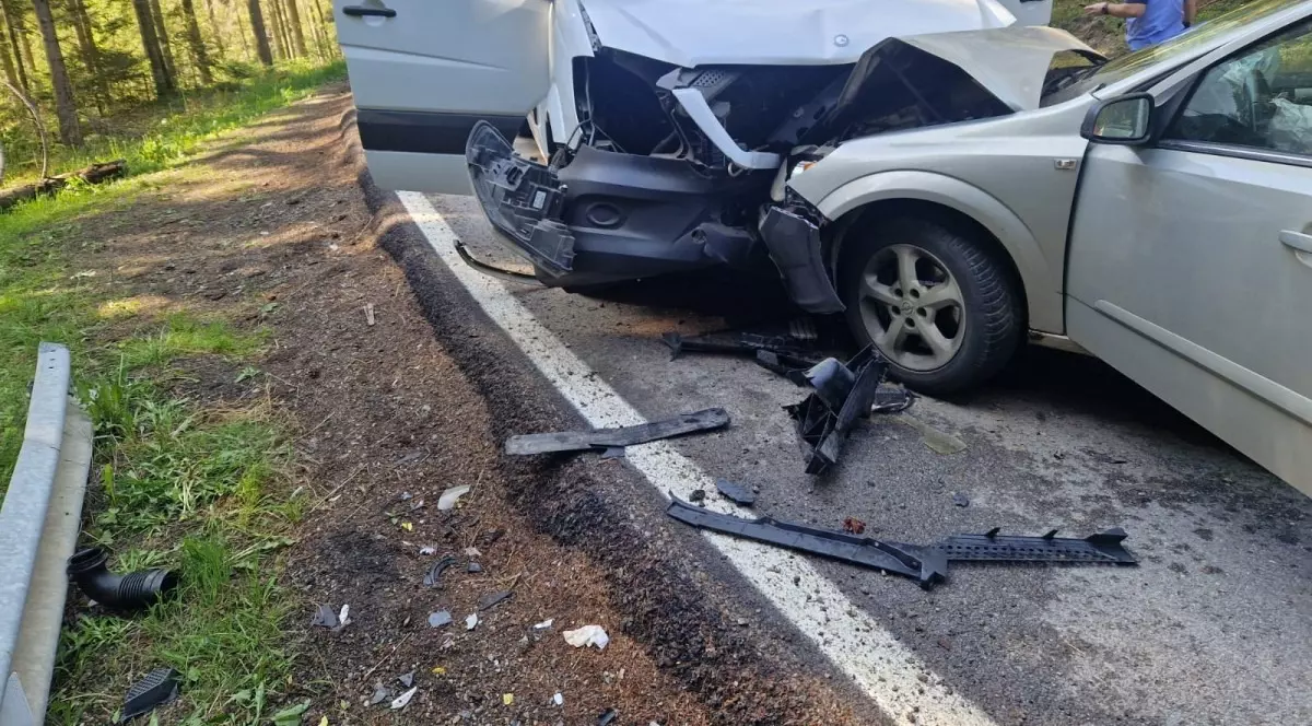 Un microbuz cu 12 copii, implicat într-un accident la Sadova. Două persoane, transportate la spital