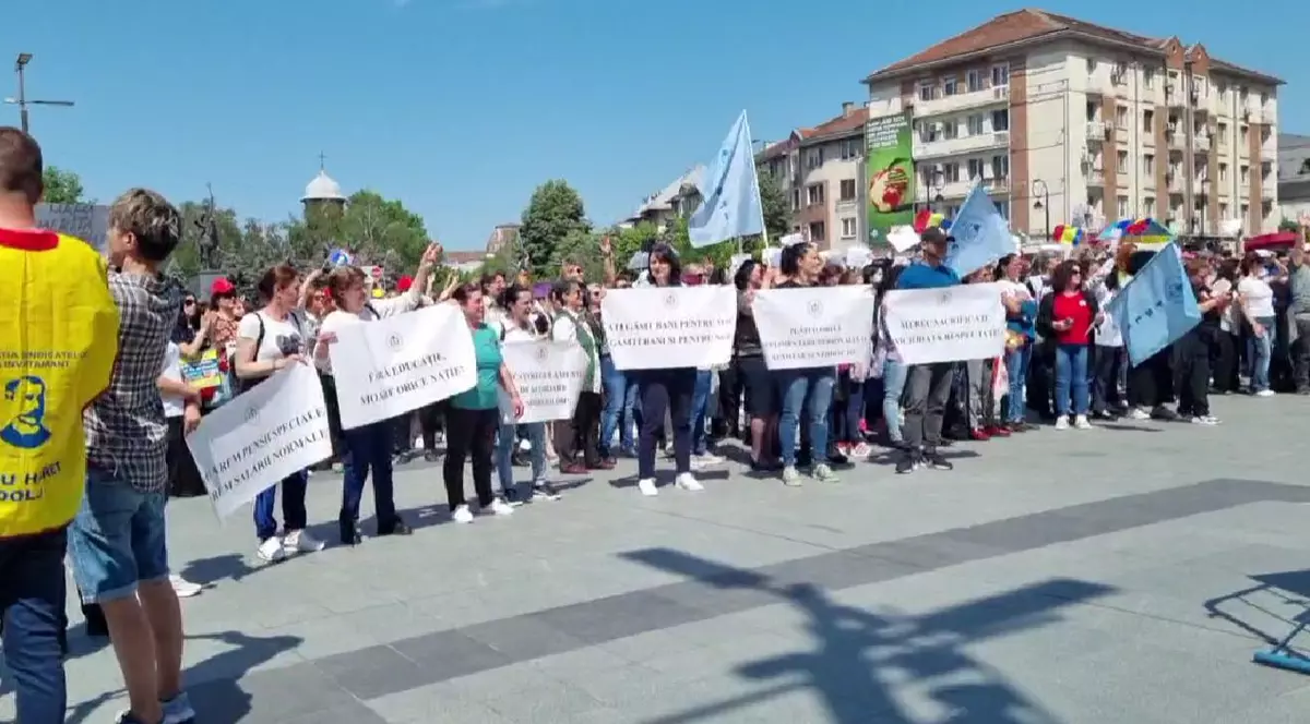 Protest cu „O lume minunată”. La Craiova, profesorii îi cântă lui Iohannis melodia interpretată de un cor de copii președintelui