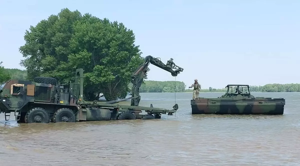 Un transportor blindat Piranha s-a scufundat în timp ce încerca să traverseze brațul Borcea. Mașina de luptă a fost recuperată