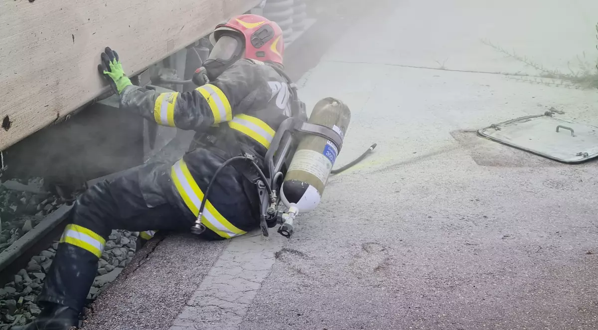 Locomotiva unui tren de călători a luat foc în județul Prahova, pe ruta Brașov - București Nord. Pasagerii s-au autoevacuat