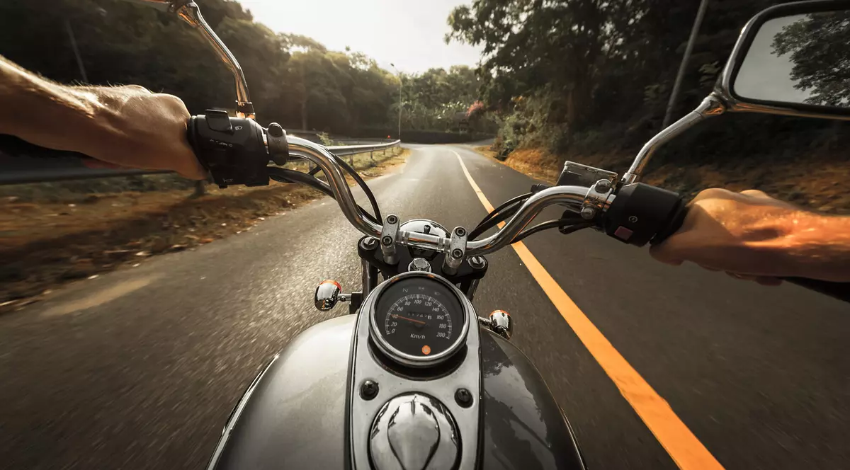 Se modifică Legea Circulației. Permisele de conducere categoria B vor fi valabile și pentru alte tipuri de motociclete. Care sunt condițiile