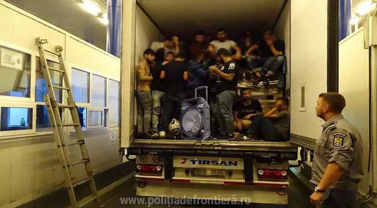 Zeci de migranți au fost găsiți într-un TIR la Vama Nădlac II, după ce din automarfar s-au auzit strigăte de ajutor