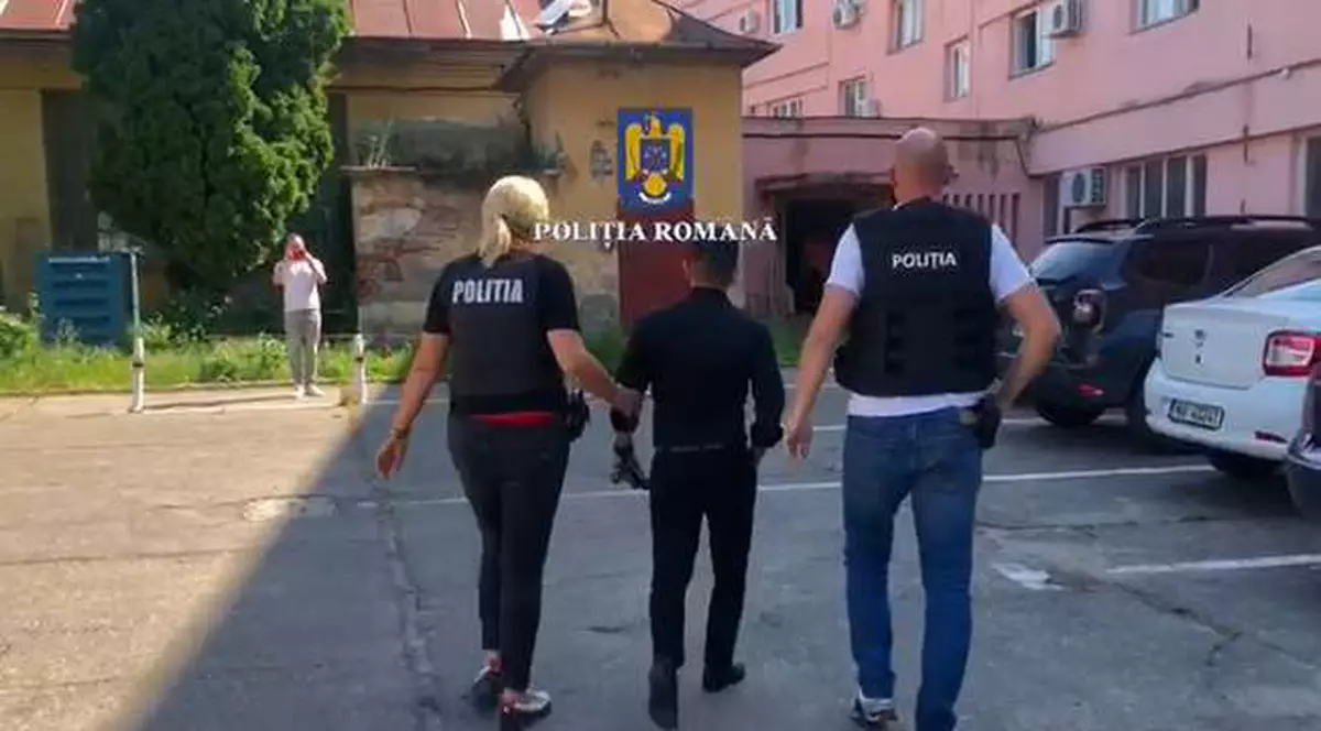 Percheziții în patru județe la presupuși contrabandiști de țigări. Opt persoane au fost reținute