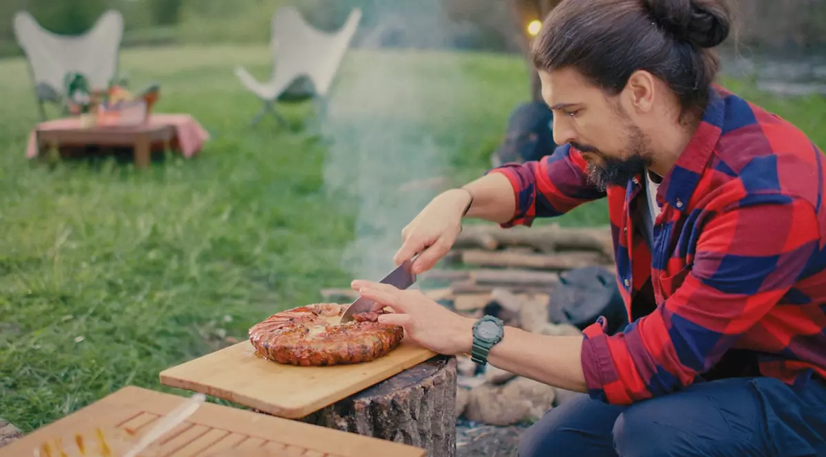 Cele mai bune rețete, gătite la foc deschis. Chef Alex Petricean îți aduce Memoria gustului de vară și te invită „Pe urmele focului”, alături de PENNY