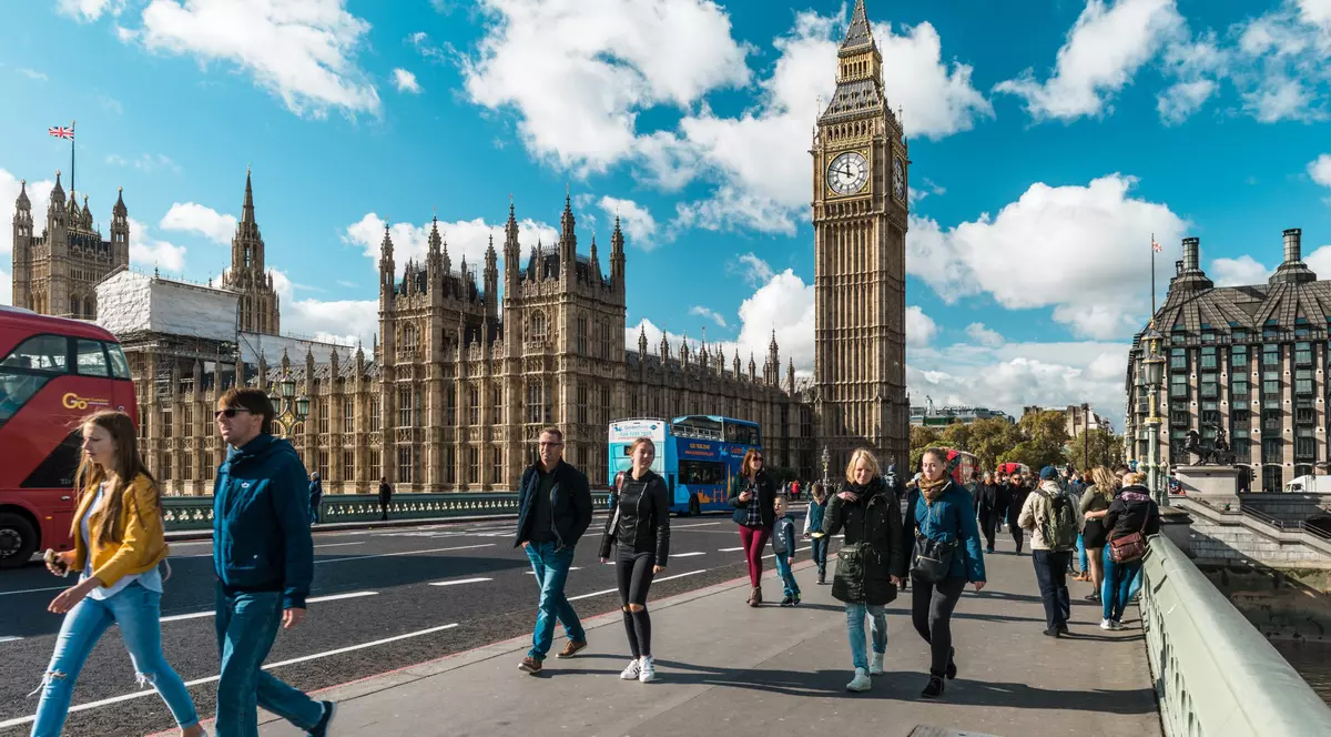 Românii din Marea Britanie aduc anual peste două miliarde de lire sterline la bugetul Regatului. Topul muncitorilor străini după suma colectată din taxe