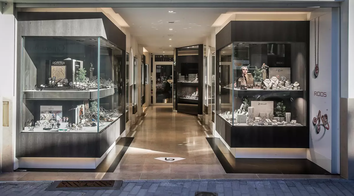 Un român care a jefuit ca-n filme o bijuterie, în Belgia, i-a cerut judecătorului să-l elibereze: „Fiul meu de 7 ani mă întreabă zilnic când vin acasă”