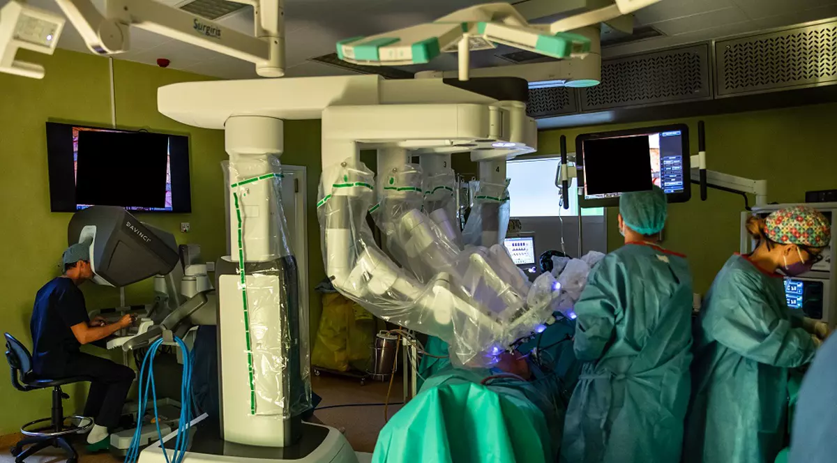 Chirurgia robotică, o șansă uriașă pentru pacienții în vârstă