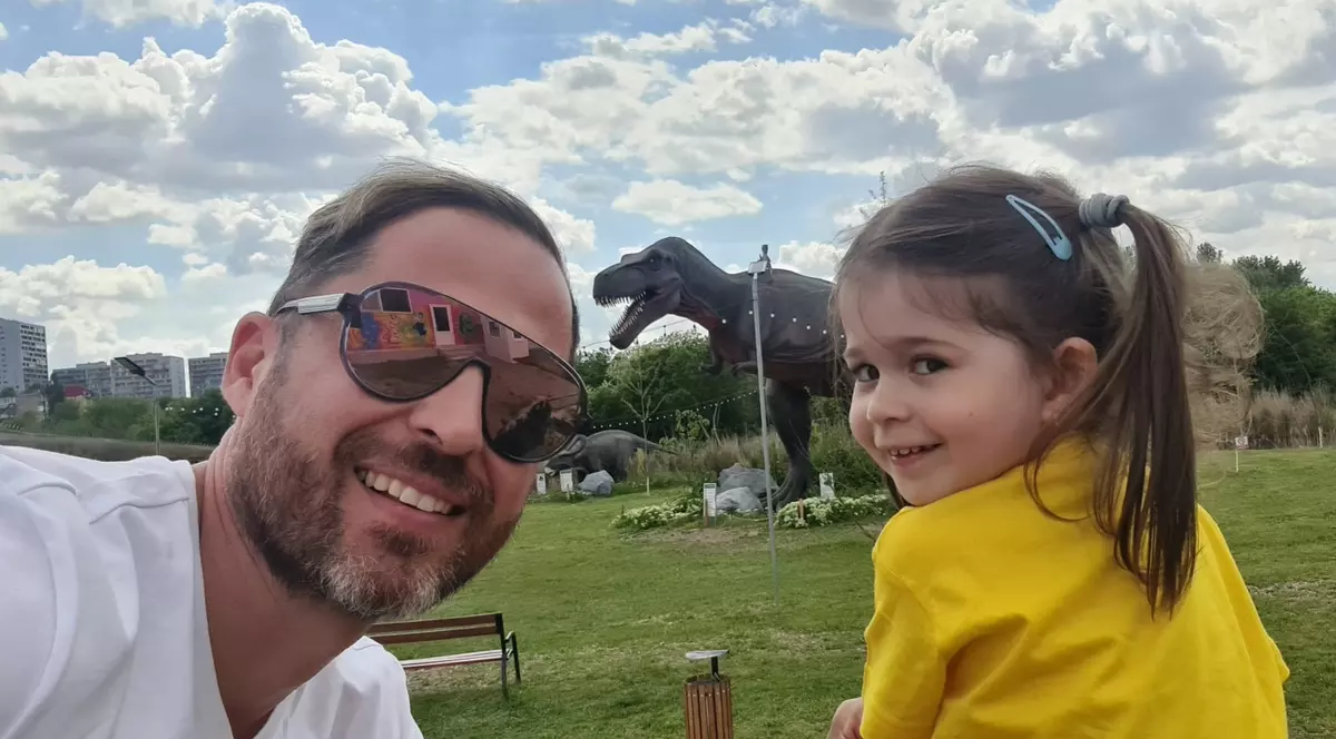 Ce relație are Dinu Maxer cu fiica lui, care a rămas la Deea: „Nu stau foarte des cu ea”. El își crește băiatul