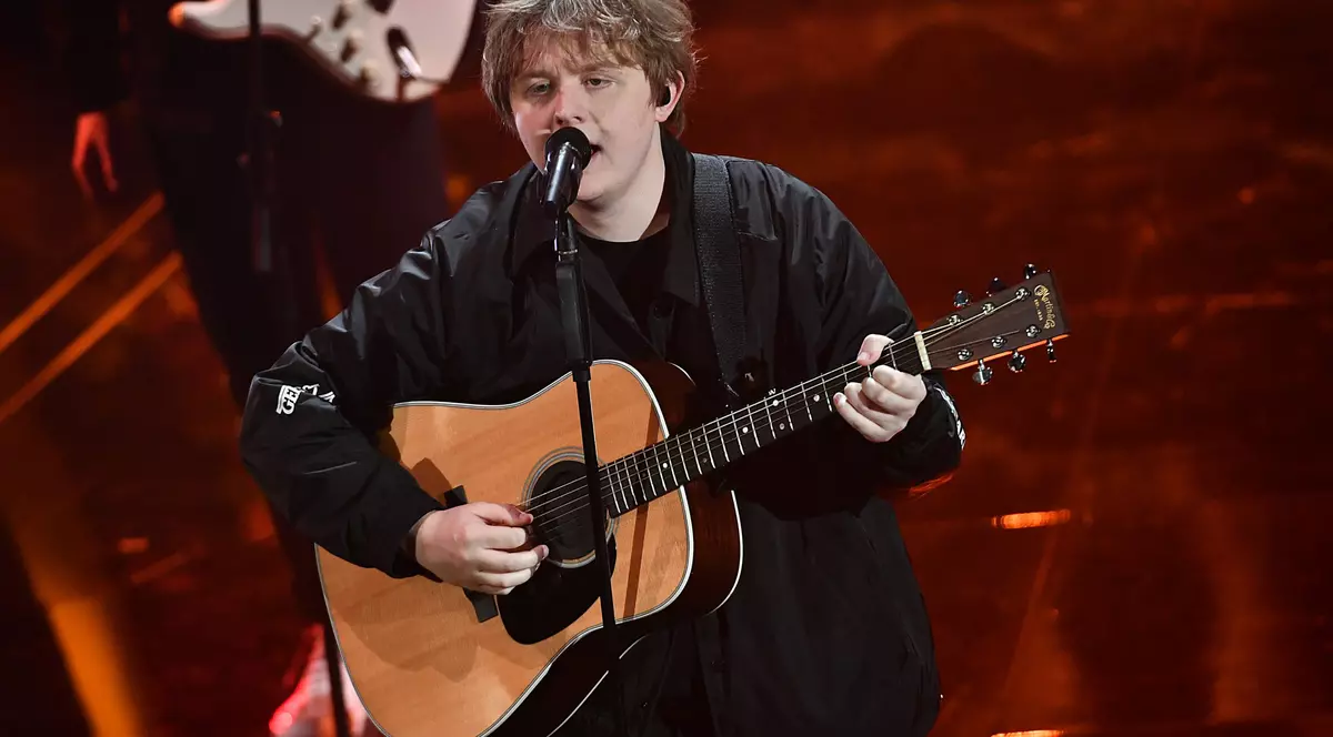 Lewis Capaldi și-a anulat turneele, din cauza problemelor de sănătate. Artistul suferă de „boala ticurilor”