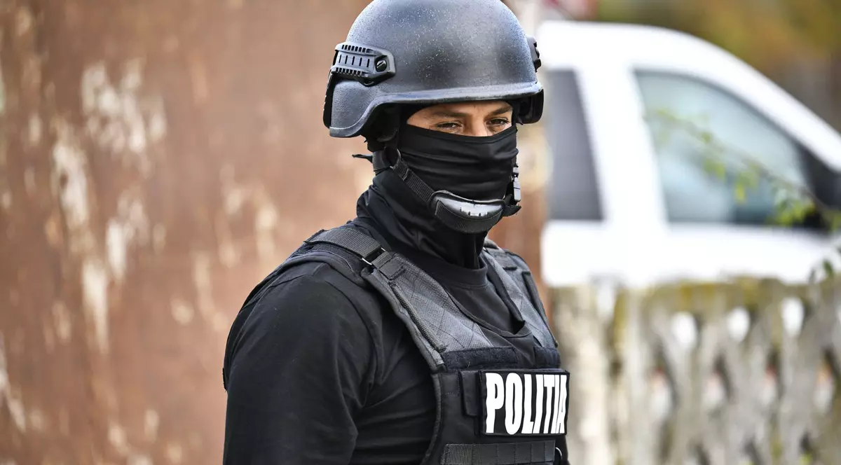 Un bărbat din Roman și-a sechestrat în casă soția și cei doi copii și i-a amenințat pe polițiști cu un cuțit