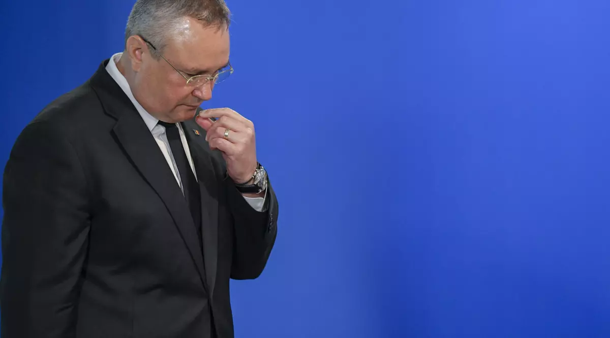 „Trădătorule! Ne bagi în război!”. Nicolae Ciucă, admonestat de către un bărbat în timp ce mergea, pe jos, alături de liderii PNL, spre sediul Guvernului