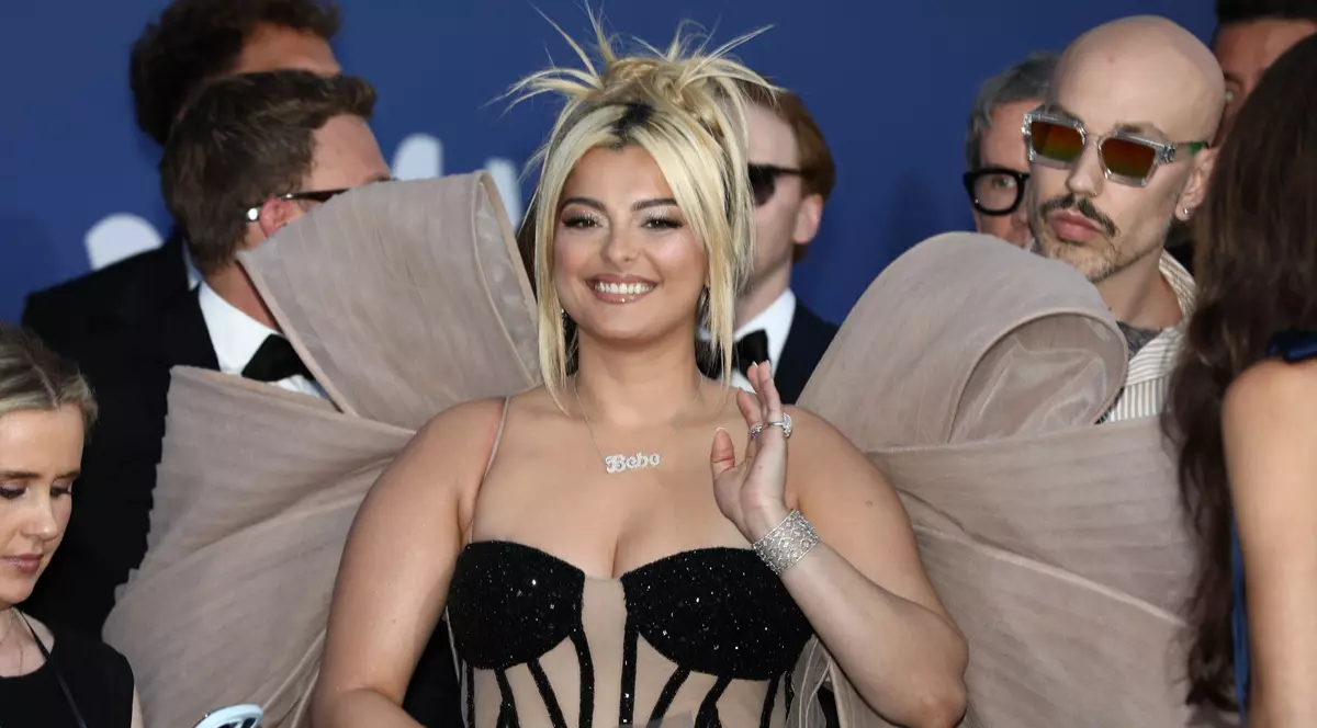 Bebe Rexha s-a prăbușit pe scenă după ce a fost lovită cu un telefon în cap în timpul unui concert. Incidentul a fost filmat