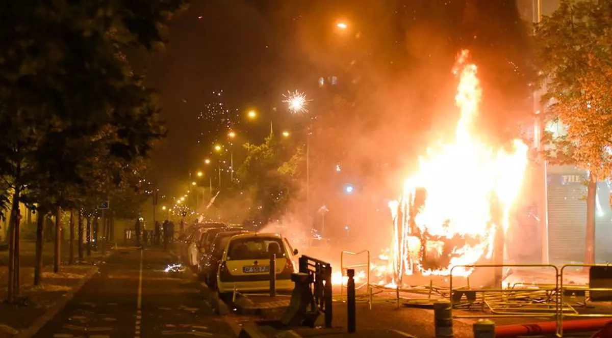 Proteste violente în Franța după ce poliția a împușcat mortal un adolescent de 17 ani care a refuzat să oprească în trafic