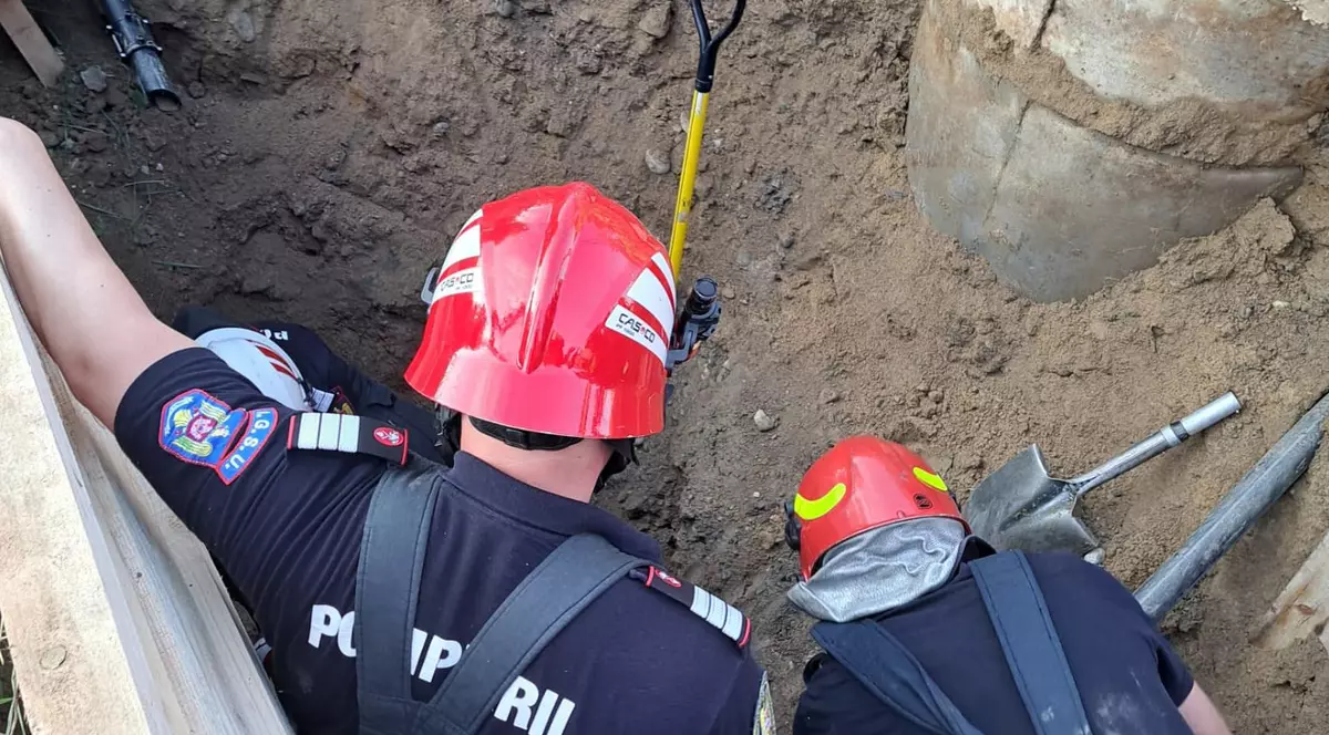 Un muncitor care lucra la extinderea rețelei de gaze, în Vâlcea, îngropat de viu de un mal surpat de pământ. Colegul lui a fost salvat