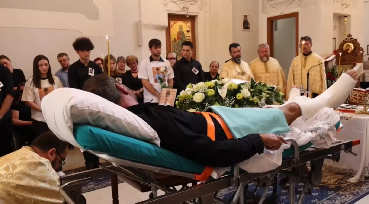 Un tată român care și-a văzut fiul murind a fost adus pe targă la înmormântarea băiatului lui de 20 de ani, în Italia