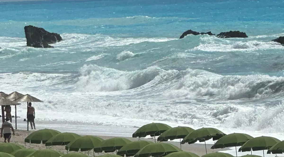 Un român a fost luat de valuri de pe o plajă din Lefkada, în timp ce făcea selfie-uri cu soția lui. Bărbatul a murit înecat