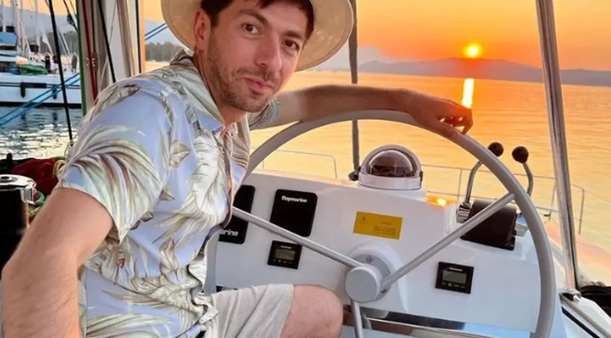 Mircea Bravo filmează „Moartea în vacanță”, al treilea lungmetraj din carieră, în Grecia. Cine interpretează personajele principale