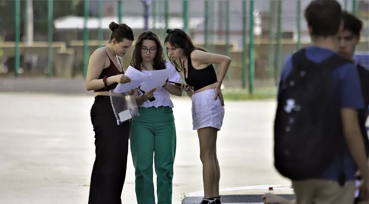 A fost pusă să dea Bacul desculță din cauza înscrisurilor de pe adidași. Elevii de la Colegiul „Șincai” cărora li s-au anulat lucrările povestesc prin ce au trecut