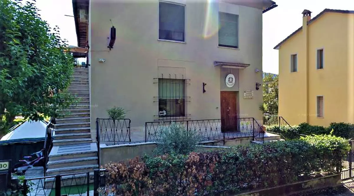 Un hoț surprins în timpul unui jaf a rupt-o la fugă, a sărit un gard și s-a trezit chiar în sediul poliției, în Italia